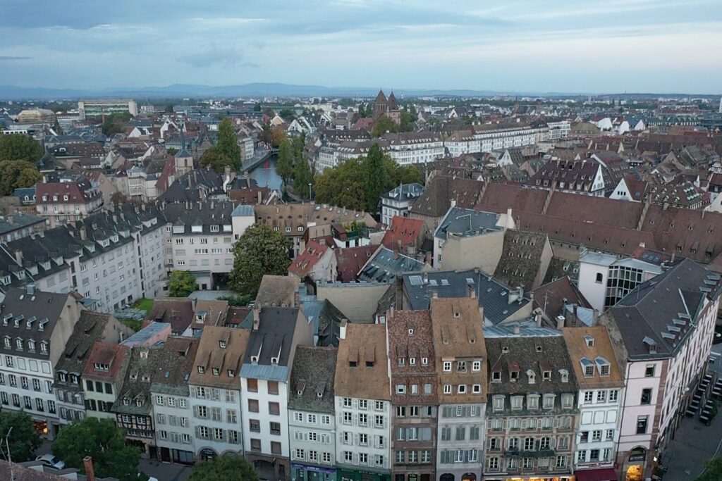 photo aérienne des toitures historiques de Strasbourg