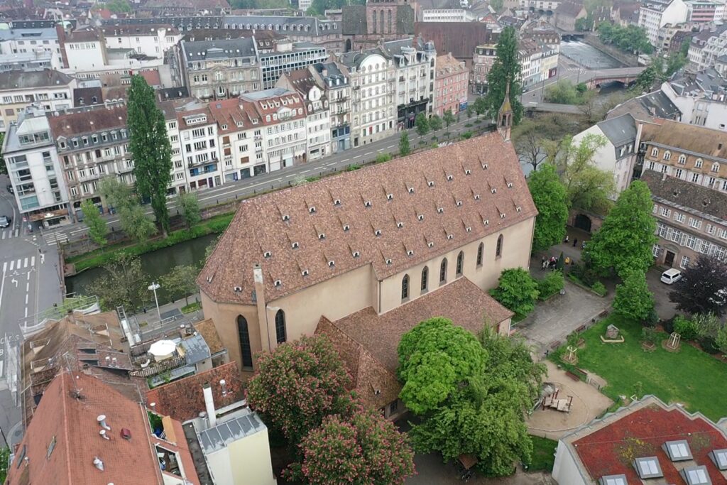 Perspective aérienne de la toiture d'une église de Strasbourg